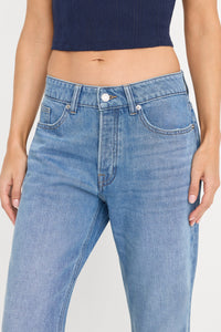 Weightless Boyfriend Jeans